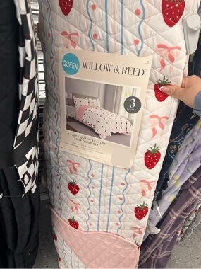 Willow & Reed Queen coquette Strawberry Print Quilted Bedspread - White and Pink